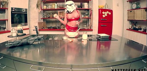  Stormtrooper try to coocking but squirt on the kitchen